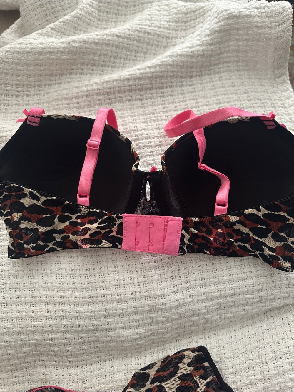 Betsey Johnson Leopard Print Bra with Pink Trim 34d with thong m - Picture 4 of 6